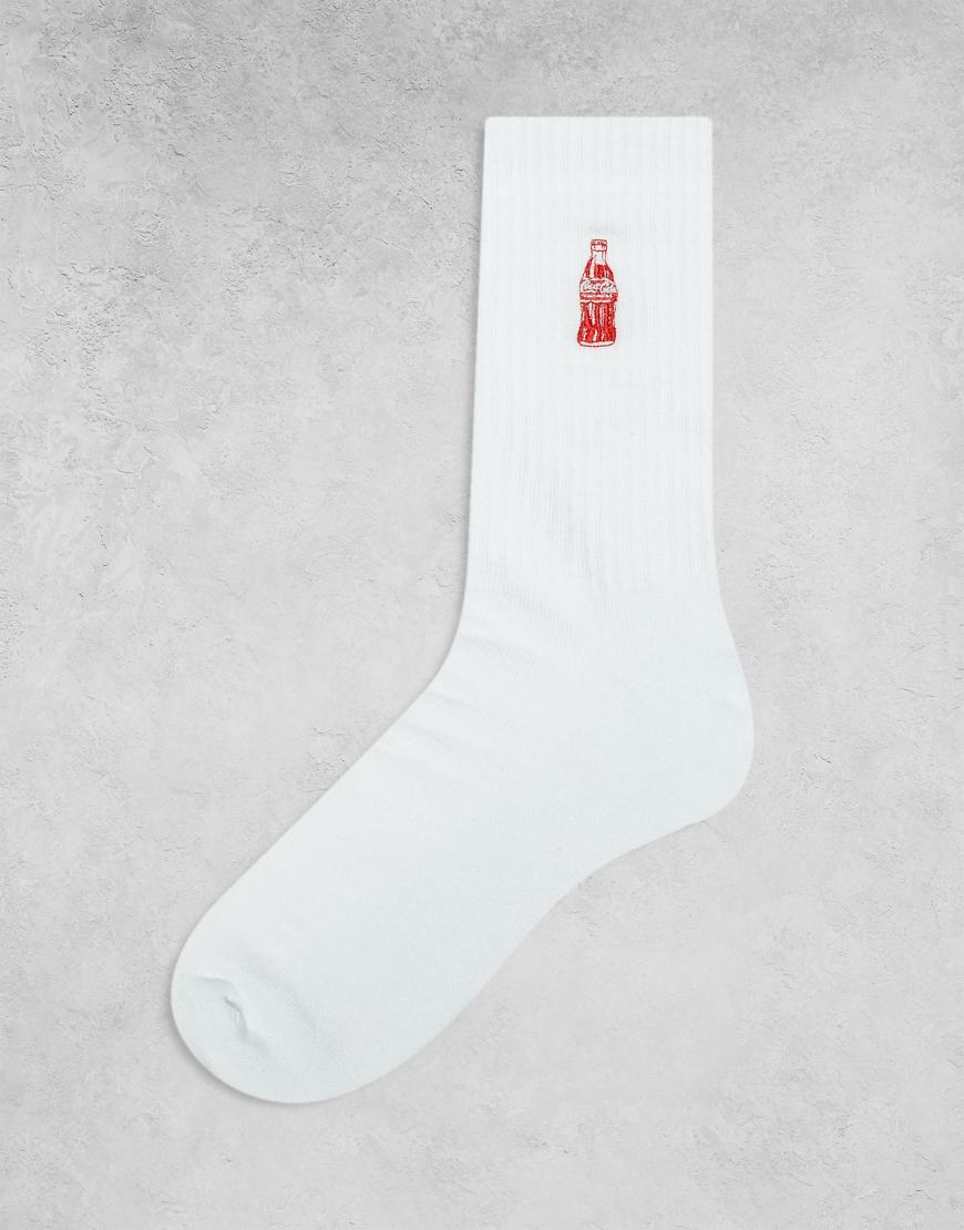 ASOS DESIGN - Socken in Weiß mit Colaflaschen-Stickerei ASOS DESIGN - Socken in Weiß mit Colaflaschen-Stickerei von ASOS DESIGN