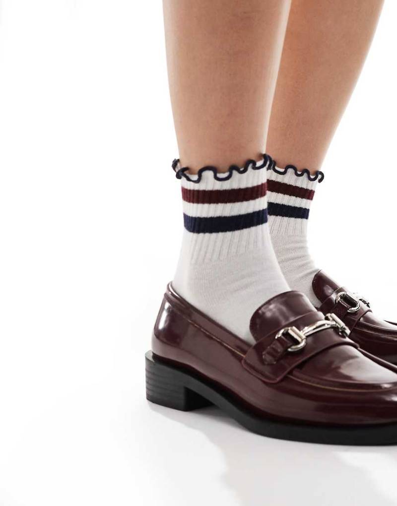 ASOS DESIGN - Socken in Weiß mit Rüschen und Streifen von ASOS DESIGN