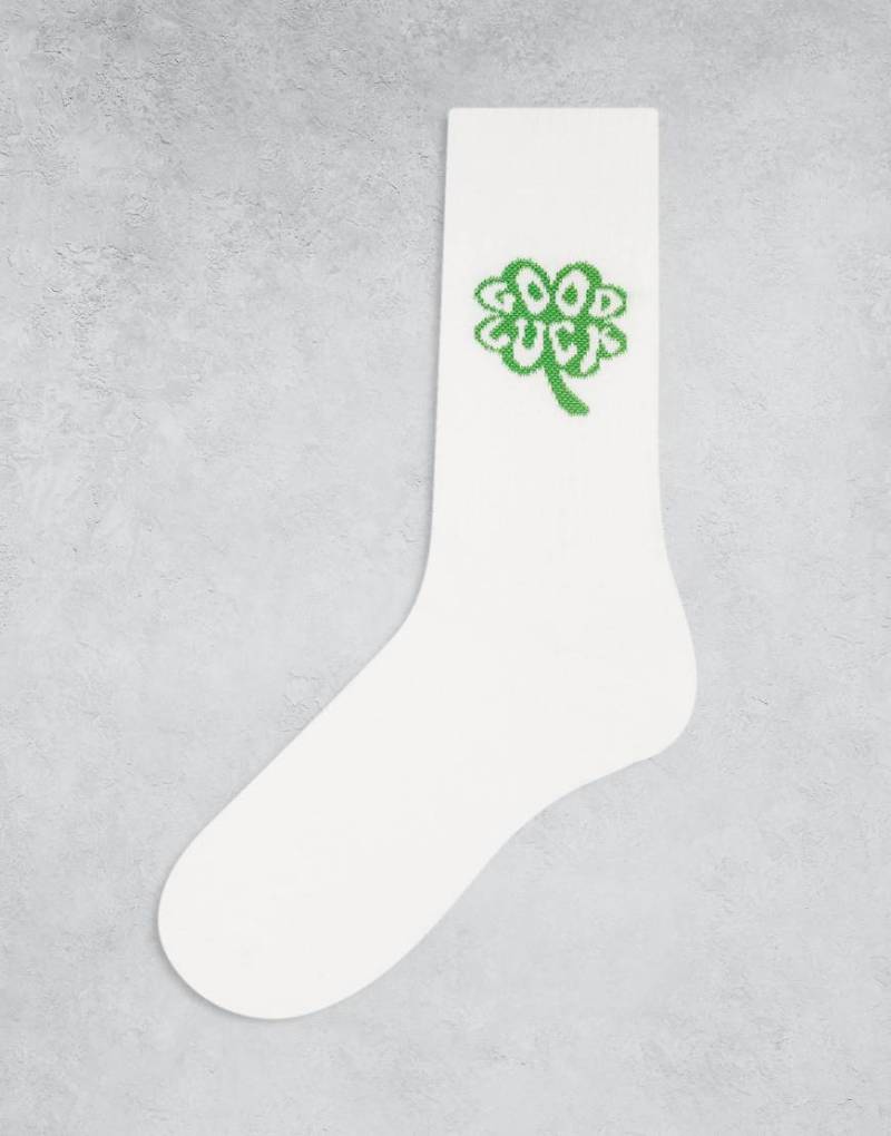 ASOS DESIGN - Socken in Weiß mit aufgesticktem Glückskleeblatt von ASOS DESIGN