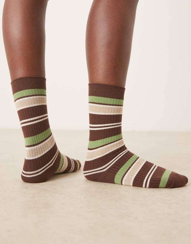 ASOS DESIGN - Socken mit Streifenmuster in Braun und Grün-Schwarz von ASOS DESIGN