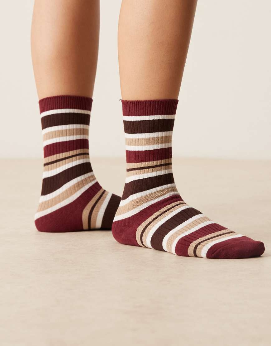 ASOS DESIGN - Socken mit Streifenmuster in Rot und Camel-Schwarz ASOS DESIGN - Socken mit Streifenmuster in Rot und Camel-Schwarz von ASOS DESIGN