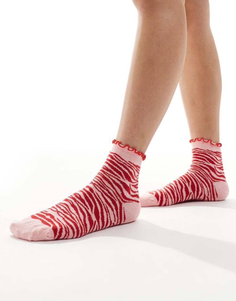 ASOS DESIGN - Socken mit rosa-rotem Zebramuster und Rüschenrand von ASOS DESIGN