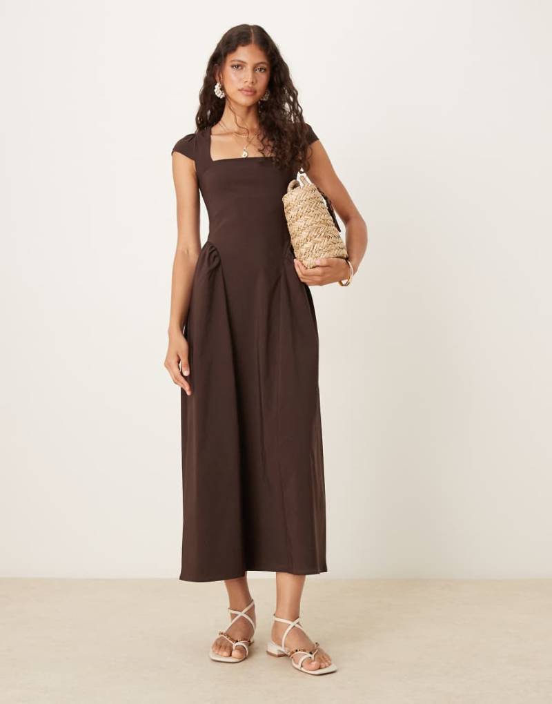 ASOS DESIGN - Sommerkleid in Schokobraun mit quadratischen und kurz angeschnittenen Ärmeln von ASOS DESIGN