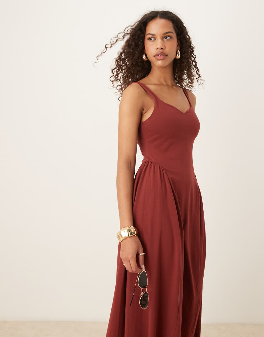 ASOS DESIGN - Sommerliches Maxikleid in Rostrot mit weitem Rock ASOS DESIGN - Sommerliches Maxikleid in Rostrot mit weitem Rock von ASOS DESIGN