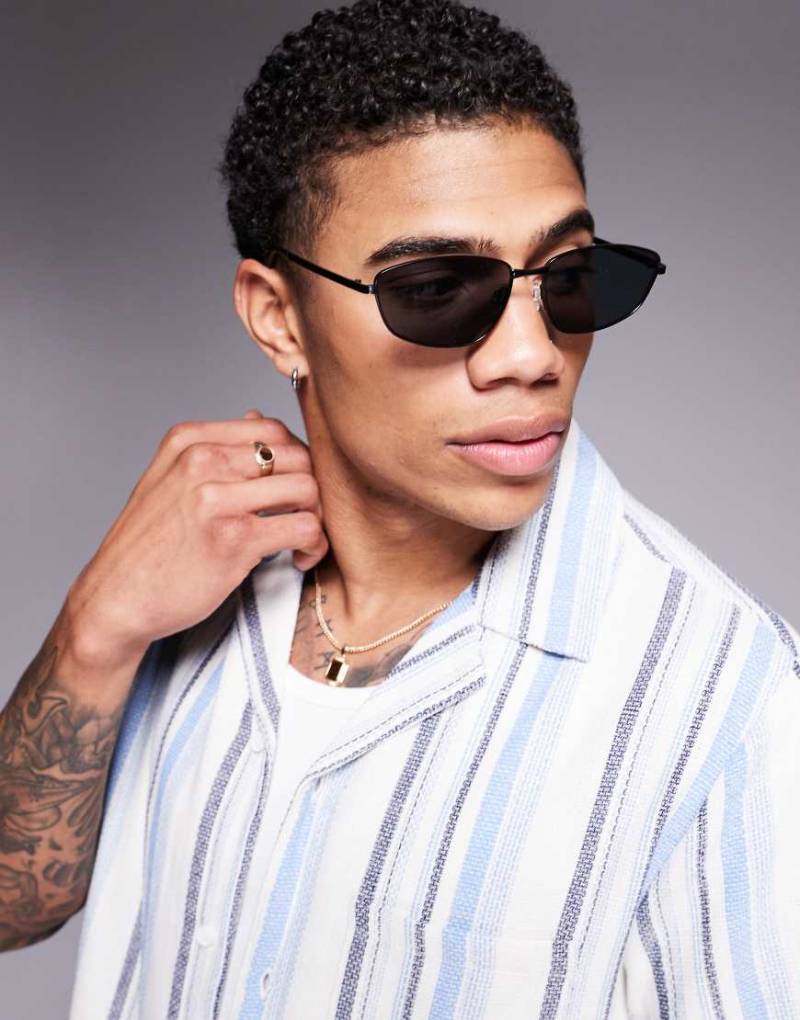 ASOS DESIGN - Angeschrägte Sonnenbrille in Schwarzmetall mit rauchig getönten Gläsern von ASOS DESIGN