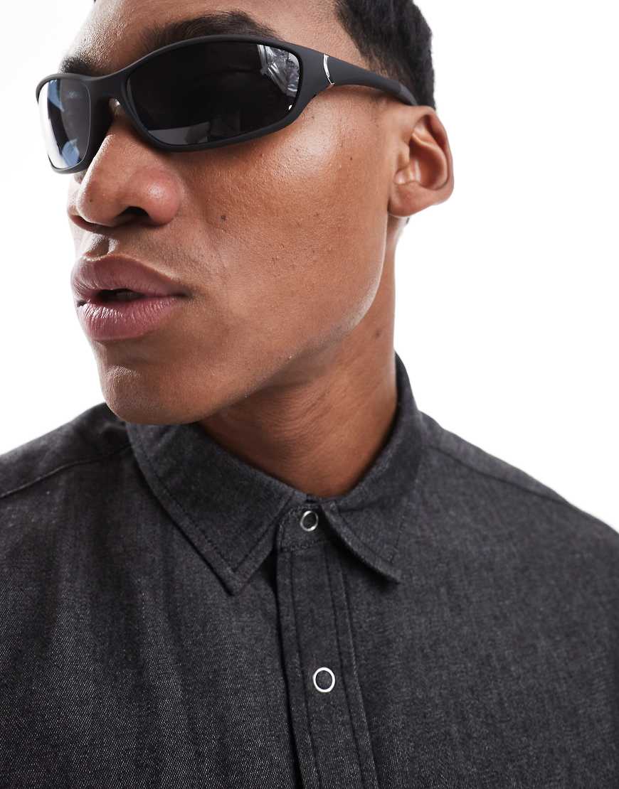 ASOS DESIGN - Sonnenbrille in mattem Schwarz mit abgerundetem Gestell und getönten Gläsern von ASOS DESIGN