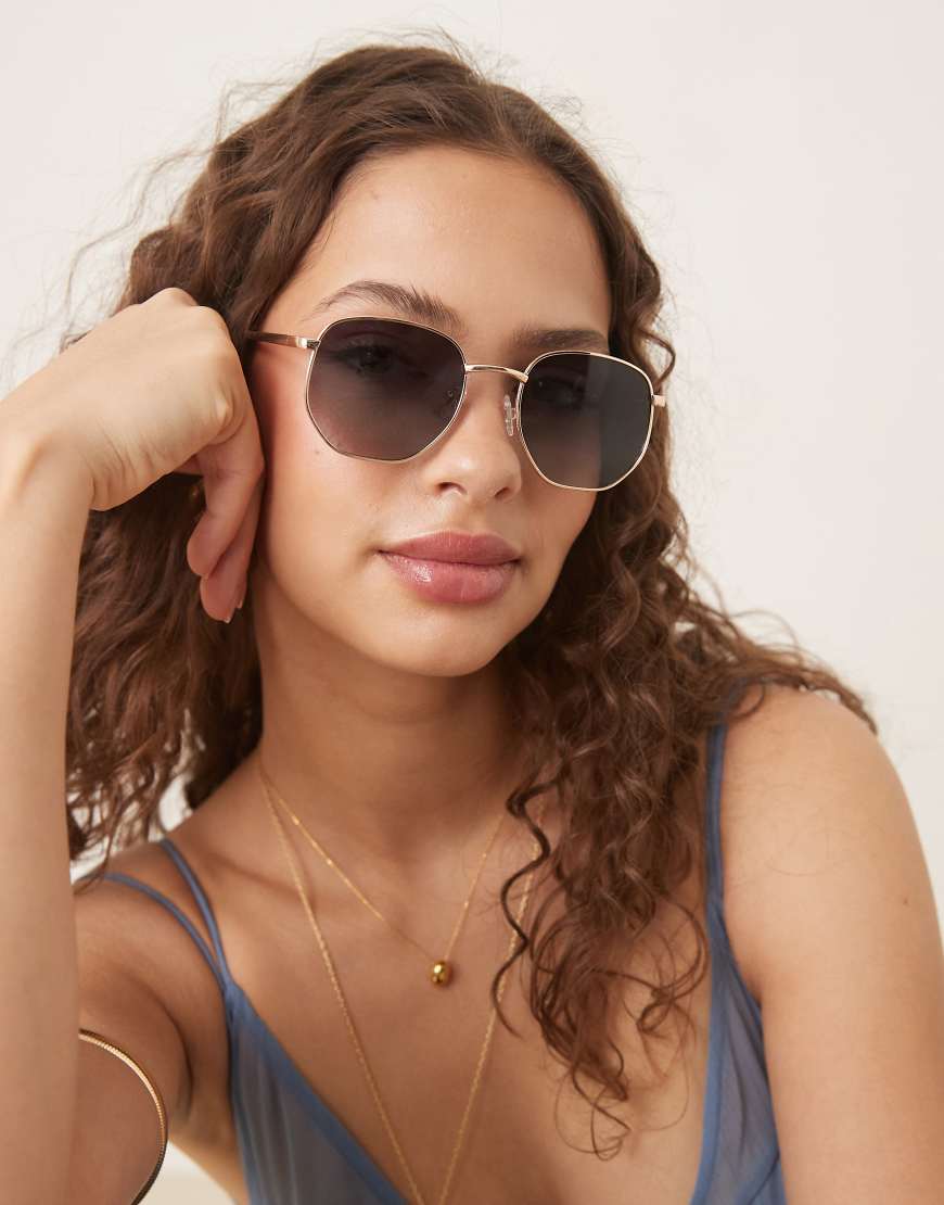 ASOS DESIGN - Sonnenbrille mit sechseckigem Metallgestell und polarisierten Gläsern-Goldfarben ASOS DESIGN - Sonnenbrille mit sechseckigem Metallgestell und polarisierten Gläsern-Goldfarben von ASOS DESIGN