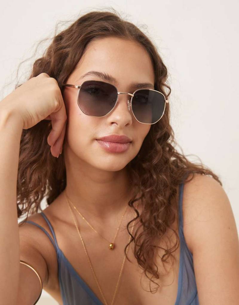 ASOS DESIGN - Sonnenbrille mit sechseckigem Metallgestell und polarisierten Gläsern-Goldfarben von ASOS DESIGN