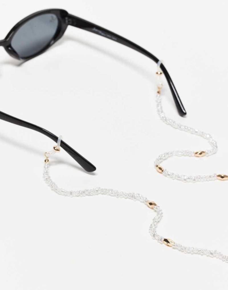 ASOS DESIGN - Sonnenbrillenkette in Goldoptik mit künstlichen Süßwasserperlen-Goldfarben von ASOS DESIGN