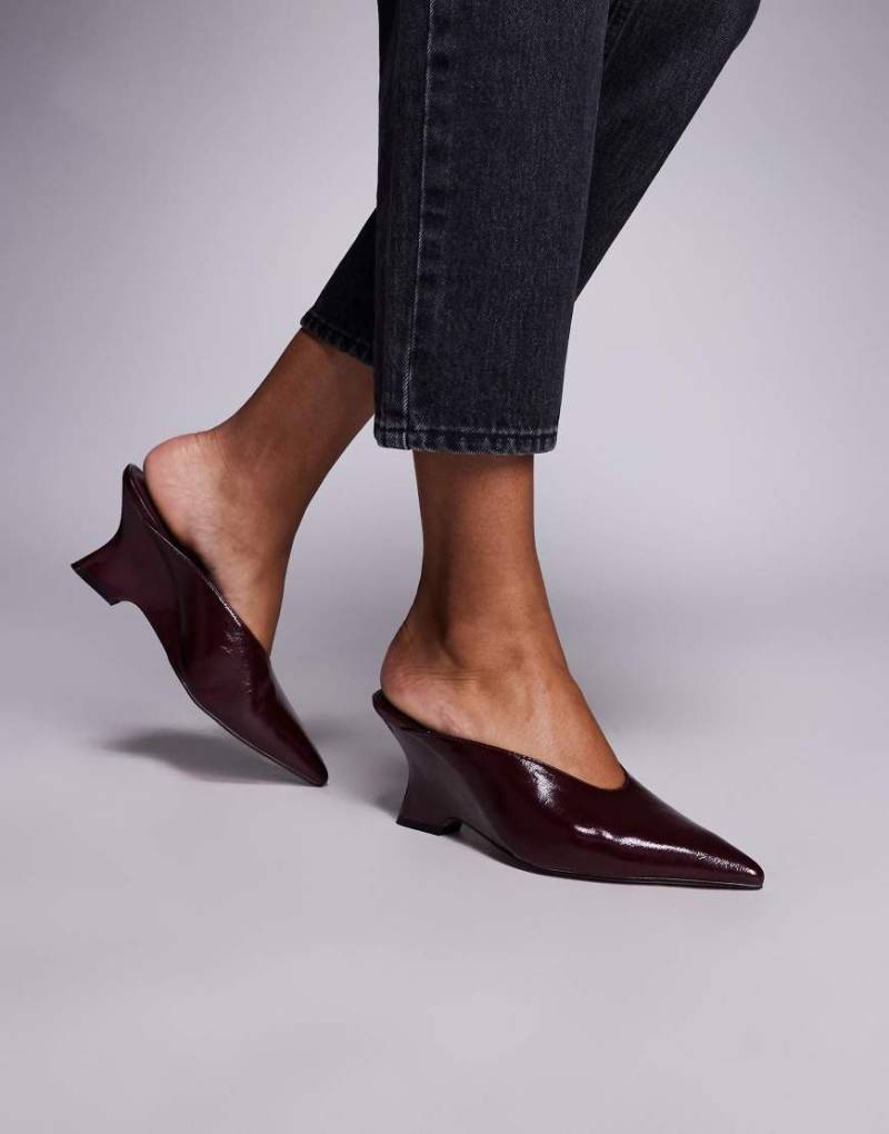 ASOS DESIGN - Spark - Mules in Burgunderrot mit mittelhohem Keilabsatz von ASOS DESIGN