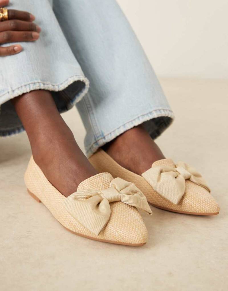 ASOS DESIGN - Spitze Ballerinas aus natürlichem Raffiabast mit Schleife, weite Passform-Neutral von ASOS DESIGN