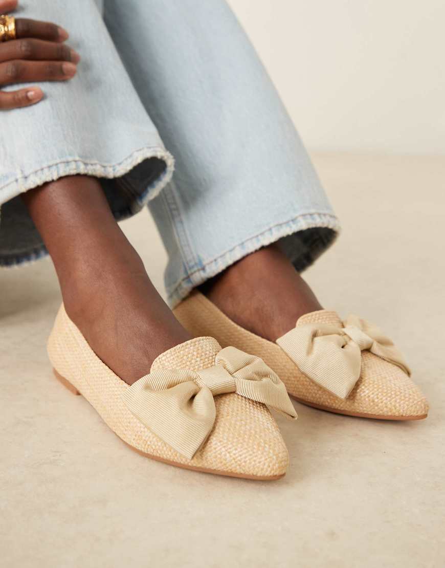 ASOS DESIGN - Spitze Ballerinas aus natürlichem Raffiabast mit Schleife, weite Passform-Neutral von ASOS DESIGN