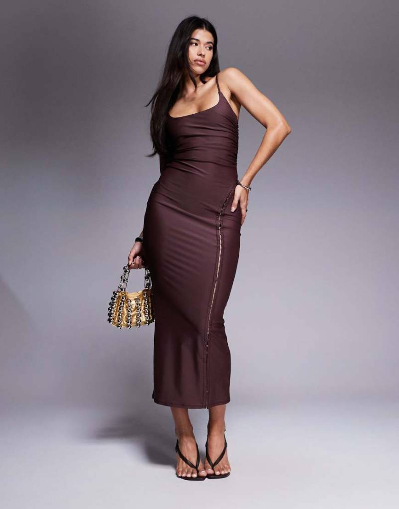 ASOS DESIGN - Sportbekleidung - Midikleid in Schokobraun mit Haken-und-Ösen-Design von ASOS DESIGN