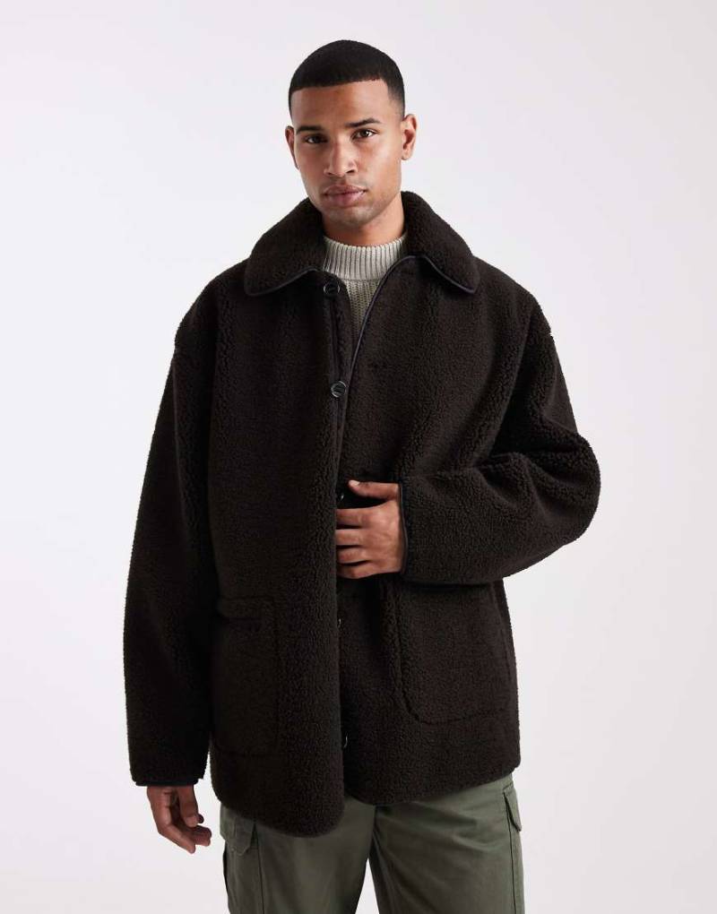 ASOS DESIGN - Sportjacke aus Teddyfell in Braun von ASOS DESIGN