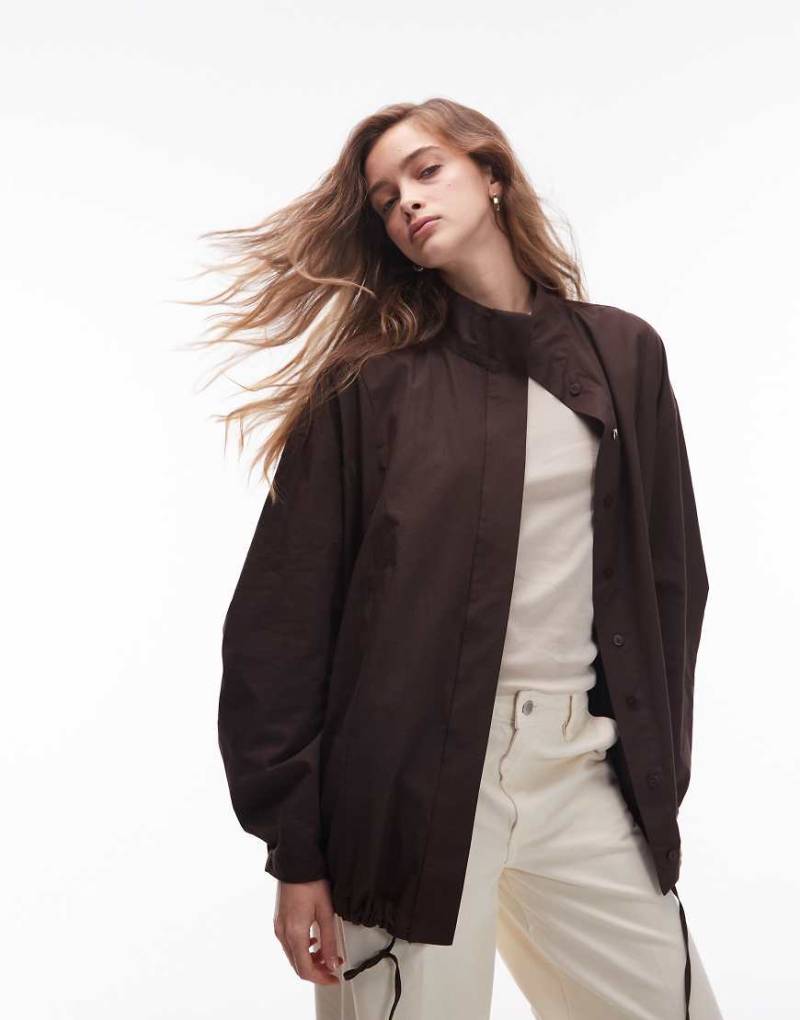 ASOS DESIGN - Sportliche Hemdbluse in Schokobraun mit Stehkragen von ASOS DESIGN