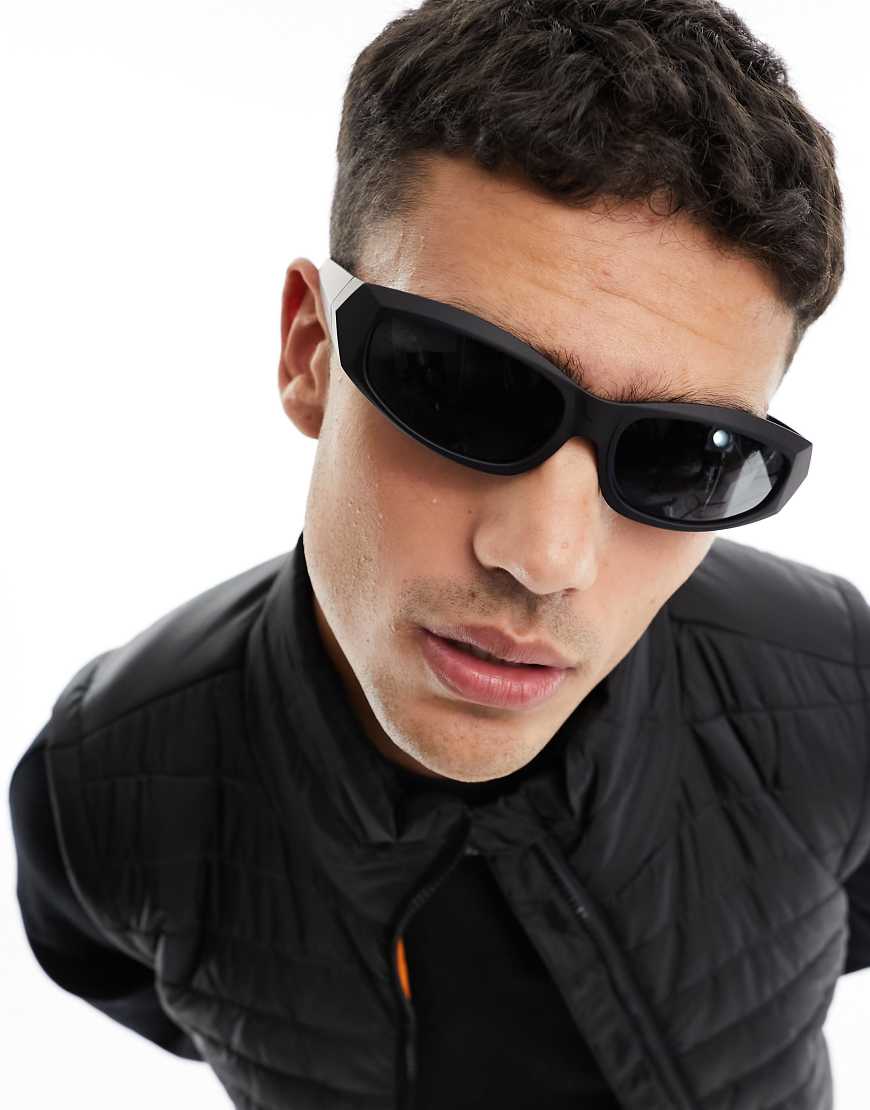 ASOS DESIGN - Festival - Racer-Sonnenbrille in Mattschwarz mit Wrap-around-Gestell von ASOS DESIGN