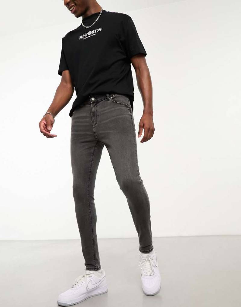 ASOS DESIGN - Spray-on-Jeans mit Power-Stretch in verwaschenem Schwarz von ASOS DESIGN