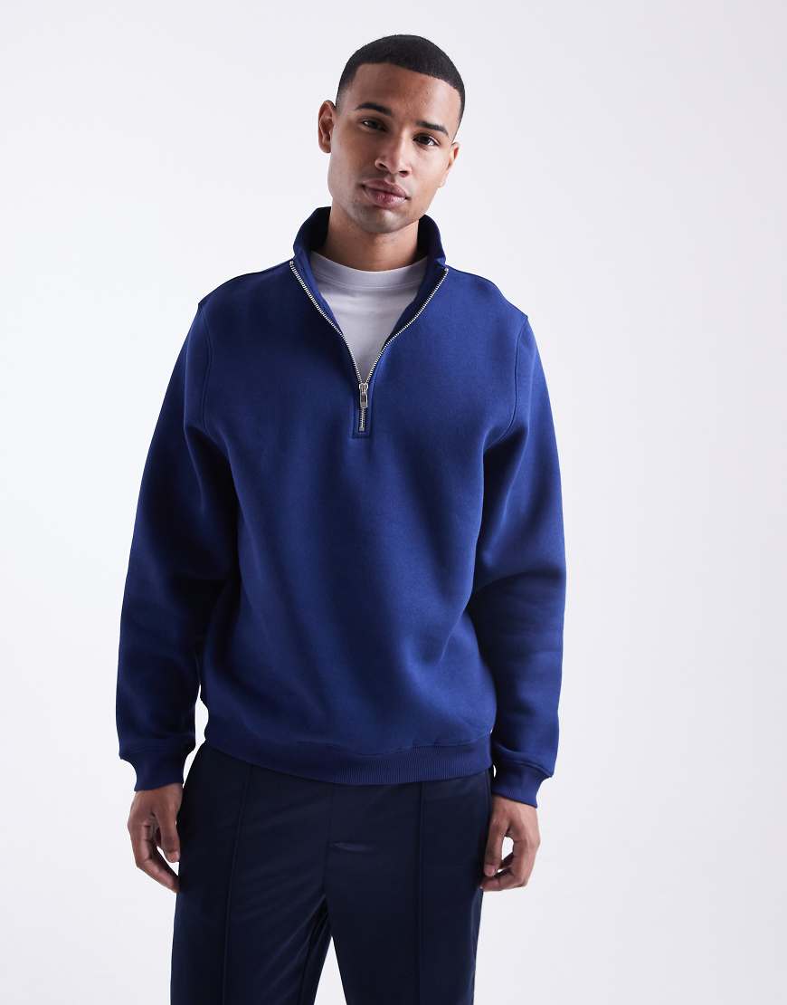 ASOS DESIGN - Standard Fit Sweatshirt in Blau mit kurzem Reißverschluss ASOS DESIGN - Standard Fit Sweatshirt in Blau mit kurzem Reißverschluss von ASOS DESIGN