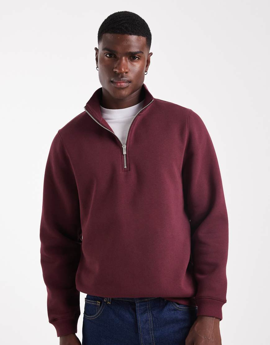 ASOS DESIGN - Standard-Fit-Sweatshirt in Burgunderrot mit kurzem Reißverschluss ASOS DESIGN - Standard-Fit-Sweatshirt in Burgunderrot mit kurzem Reißverschluss von ASOS DESIGN