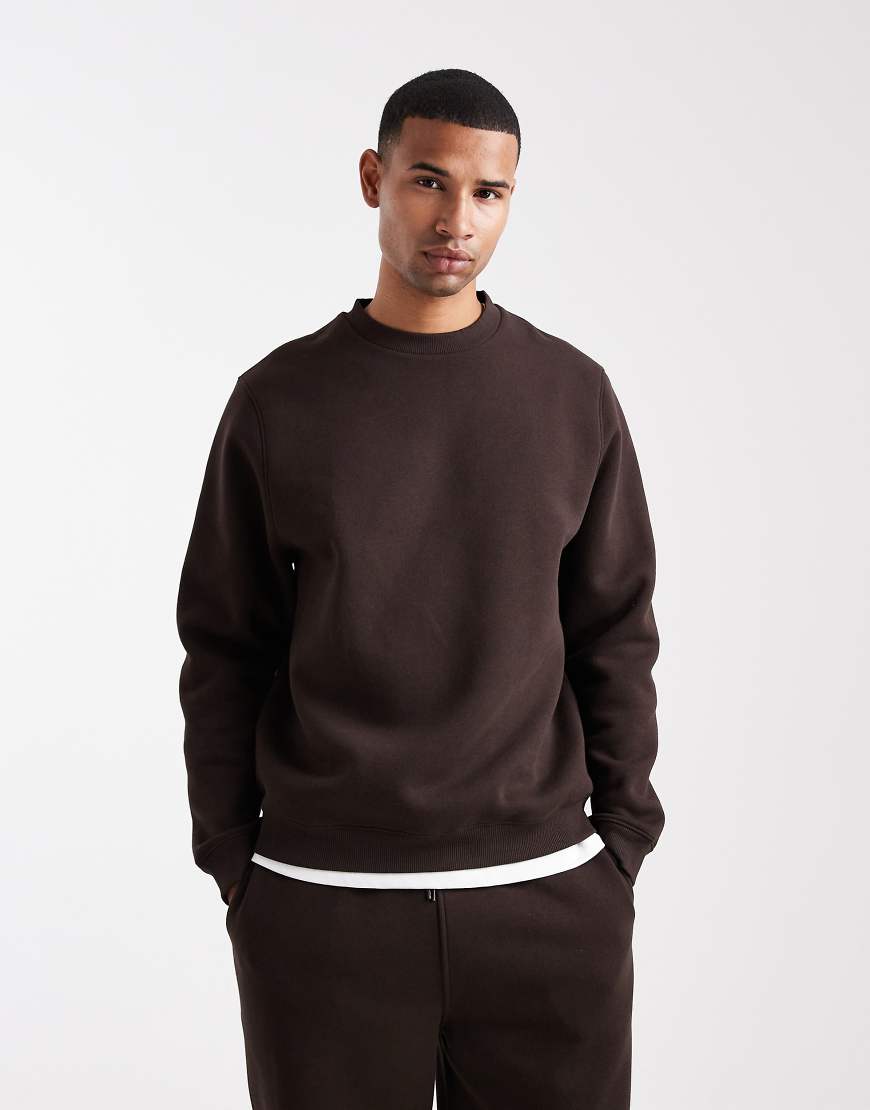 ASOS DESIGN - Standard Fit Sweatshirt in Dunkelbraun mit Rundhalsausschnitt ASOS DESIGN - Standard Fit Sweatshirt in Dunkelbraun mit Rundhalsausschnitt von ASOS DESIGN