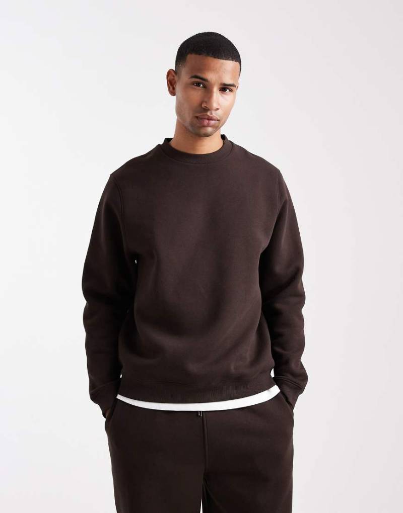 ASOS DESIGN - Standard Fit Sweatshirt in Dunkelbraun mit Rundhalsausschnitt von ASOS DESIGN