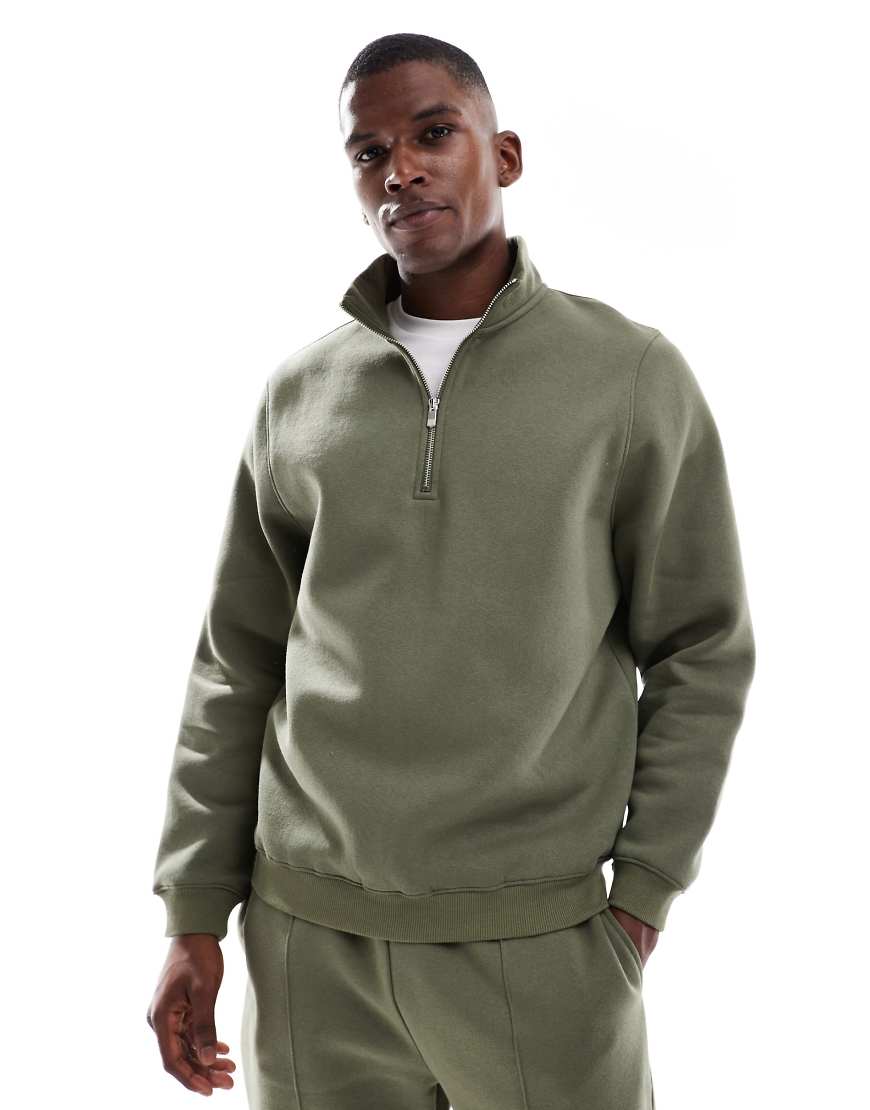 ASOS DESIGN - Standard Fit Sweatshirt in Grün mit kurzem Reißverschluss ASOS DESIGN - Standard Fit Sweatshirt in Grün mit kurzem Reißverschluss von ASOS DESIGN