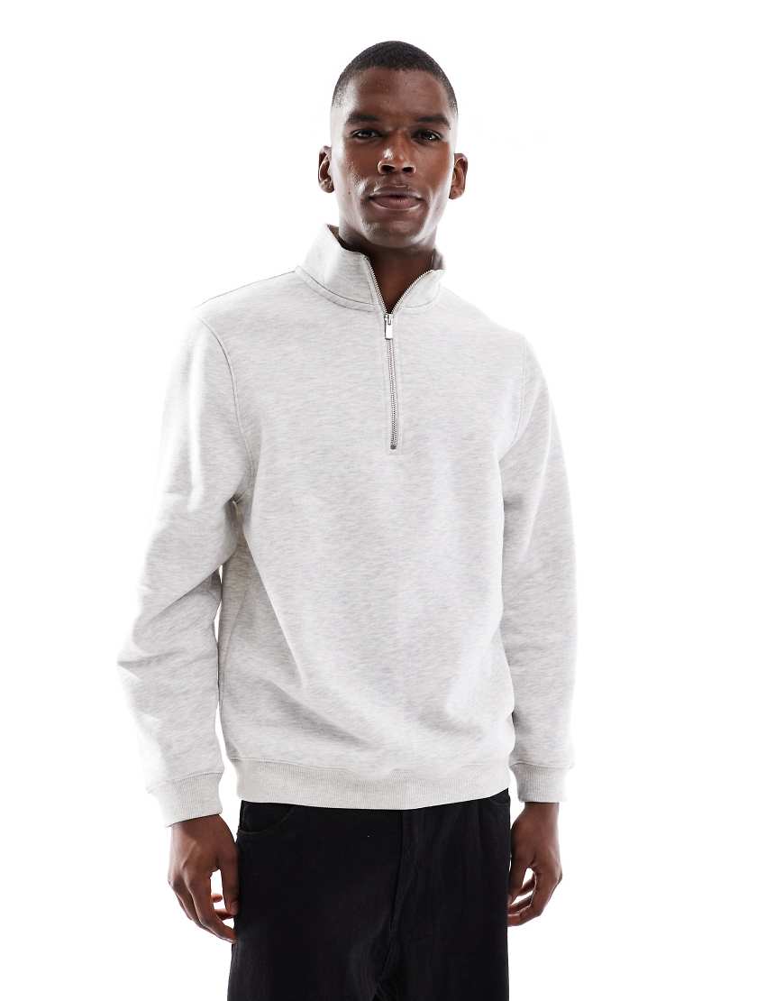 ASOS DESIGN - Standard Fit Sweatshirt in Hellgrau mit kurzem Reißverschluss ASOS DESIGN - Standard Fit Sweatshirt in Hellgrau mit kurzem Reißverschluss von ASOS DESIGN