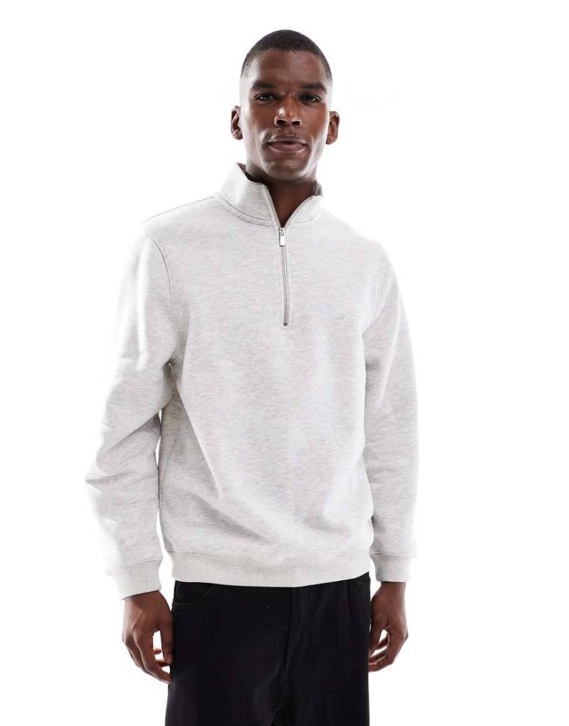 ASOS DESIGN - Standard Fit Sweatshirt in Hellgrau mit kurzem Reißverschluss von ASOS DESIGN