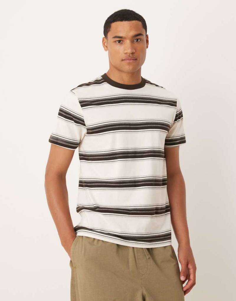 ASOS DESIGN - T-Shirt in Braun gestreift-Bunt von ASOS DESIGN