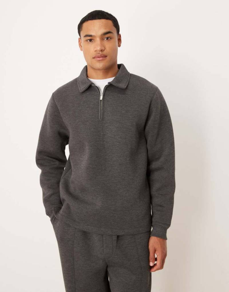 ASOS DESIGN - Standard Fit Sweatshirt aus schwerem neoprenartigem Stoff in meliertem Anthrazit mit kurzem Reißverschluss, Kombiteil-Grau von ASOS DESIGN