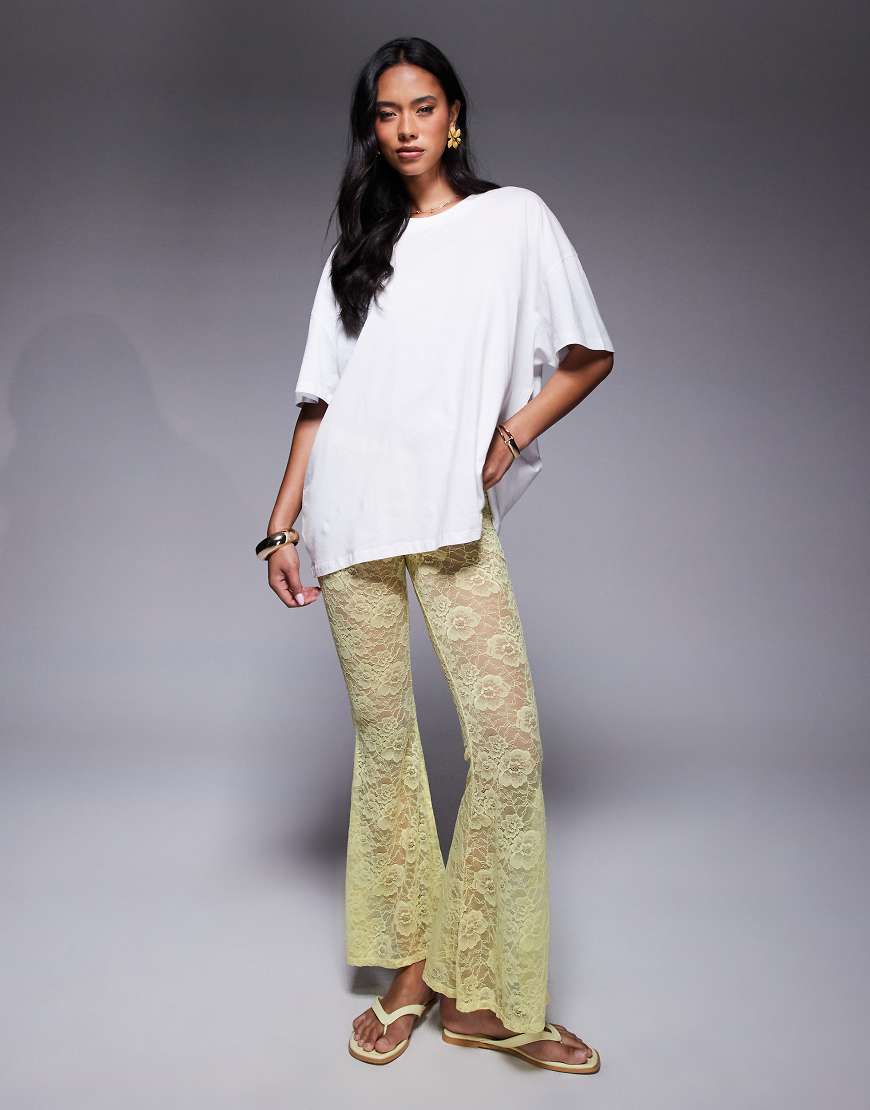 ASOS DESIGN - Stark ausgestellte Hose aus transparenter Spitze in Gelb mit hohem Bund von ASOS DESIGN