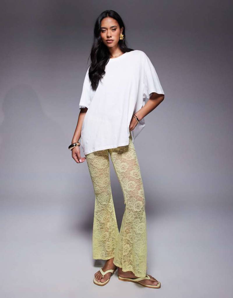 ASOS DESIGN - Stark ausgestellte Hose aus transparenter Spitze in Gelb mit hohem Bund ASOS DESIGN - Stark ausgestellte Hose aus transparenter Spitze in Gelb mit hohem Bund von ASOS DESIGN