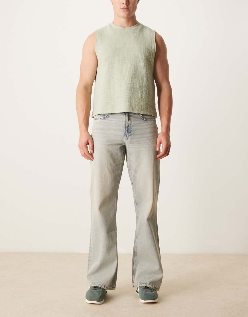 ASOS DESIGN - Stark ausgestellte Jeans in hellblauer Waschung mit Vintage-Farbstich von ASOS DESIGN