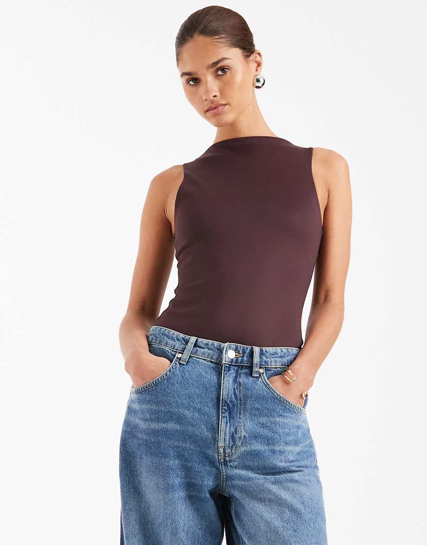 ASOS DESIGN - Stark figurformender Body in Schokobraun mit U-Boot-Ausschnitt-Brown von ASOS DESIGN