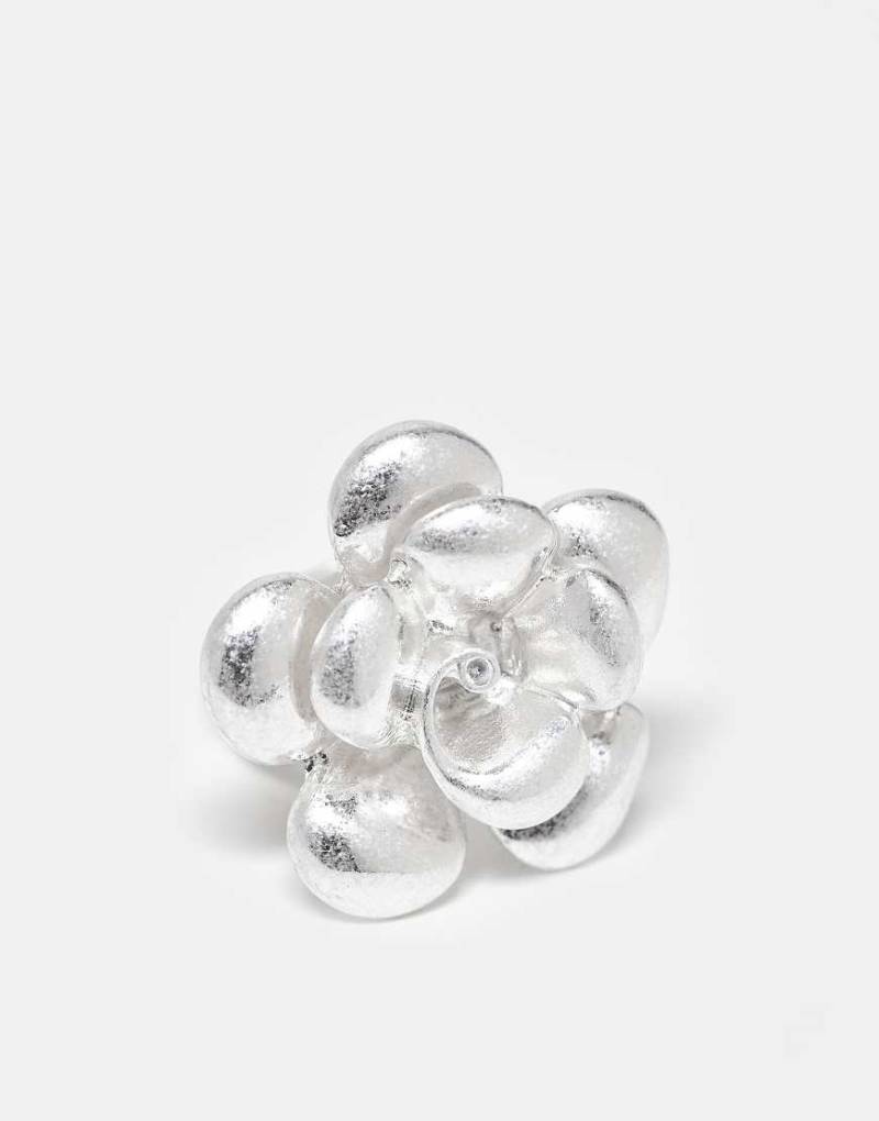 ASOS DESIGN - Statement-Ring in gebürstetem Silberoptik mit Blumendesign von ASOS DESIGN