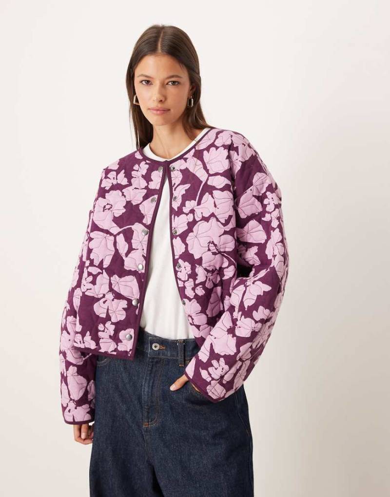 ASOS DESIGN - Steppjacke in Pflaume mit durchgängigem Blumenmuster-Lila von ASOS DESIGN