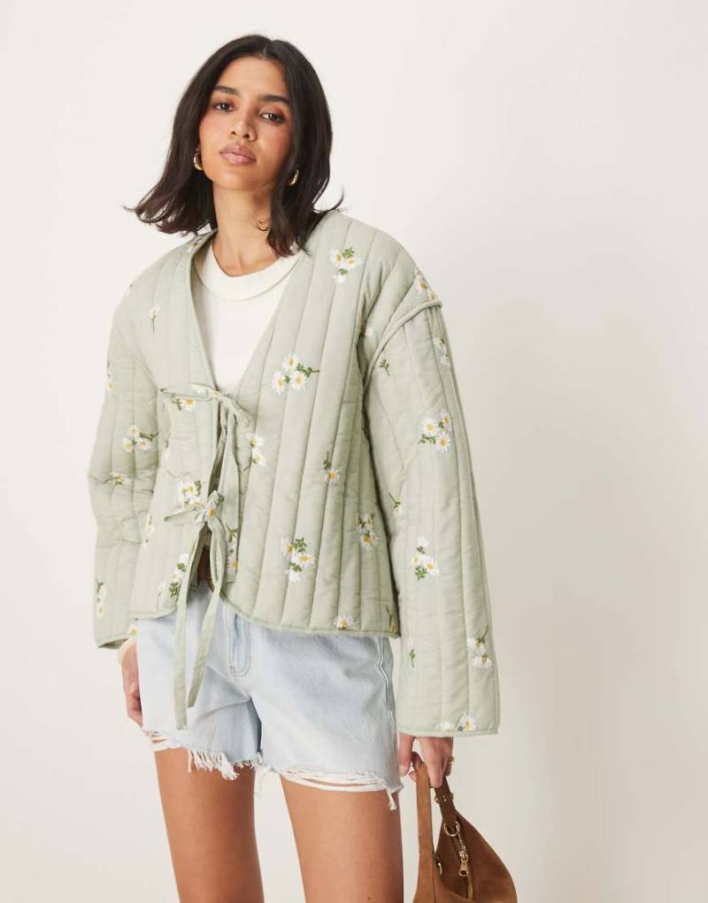 ASOS DESIGN - Steppjacke in Salbeigrün mit Bindebändern vorn und Stickerei von ASOS DESIGN