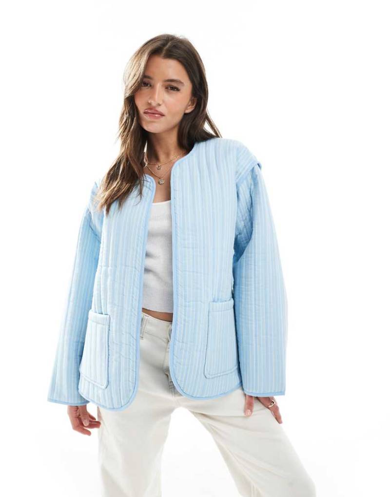 ASOS DESIGN - Steppjacke in gestreiftem Blau-Bunt von ASOS DESIGN
