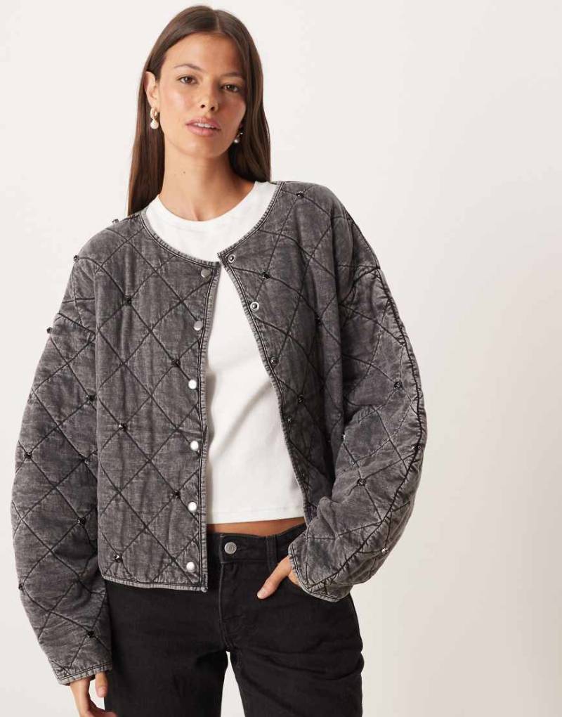 ASOS DESIGN - Steppjacke in gewaschenem Anthrazit mit Verzierung-Grau von ASOS DESIGN