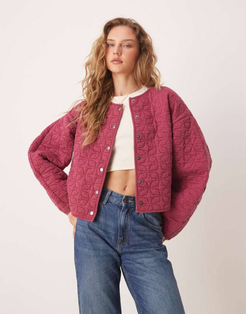 ASOS DESIGN - Steppjacke in verwaschenem Burgunderrot mit Cocoon-Ärmeln von ASOS DESIGN