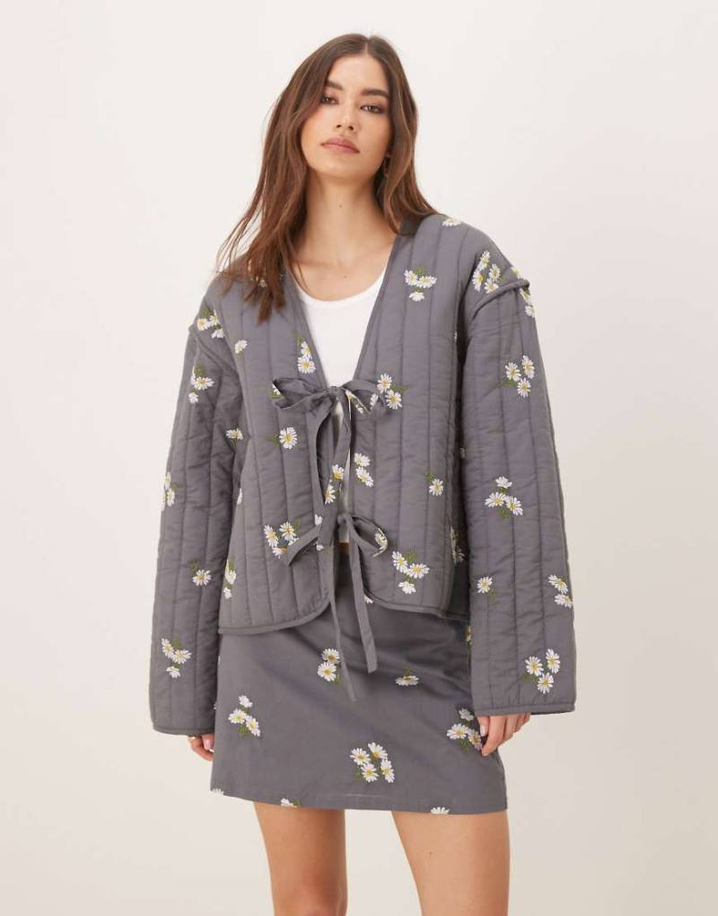 ASOS DESIGN - Steppjacke in verwaschenem Grau mit Bindedetails vorne und Stickerei von ASOS DESIGN