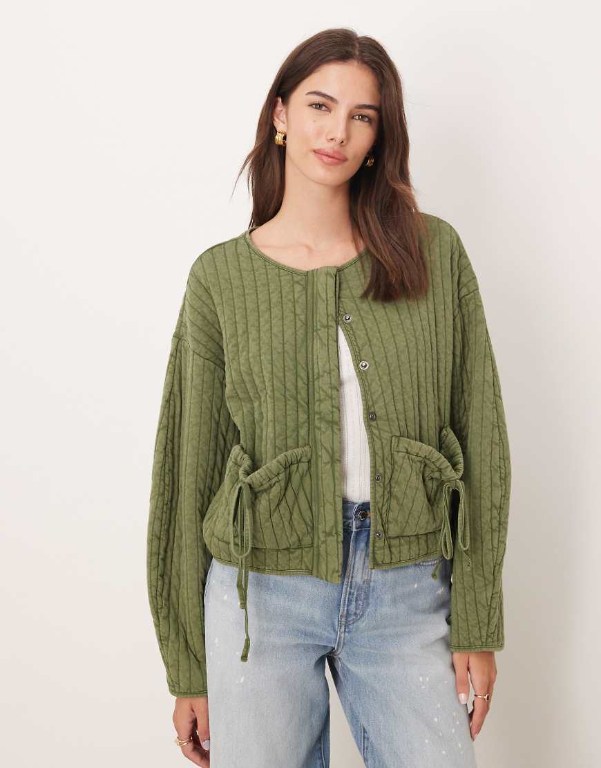 ASOS DESIGN - Steppjacke in verwaschenem Khaki mit Schleifenverzierung an der Tasche-Grün von ASOS DESIGN