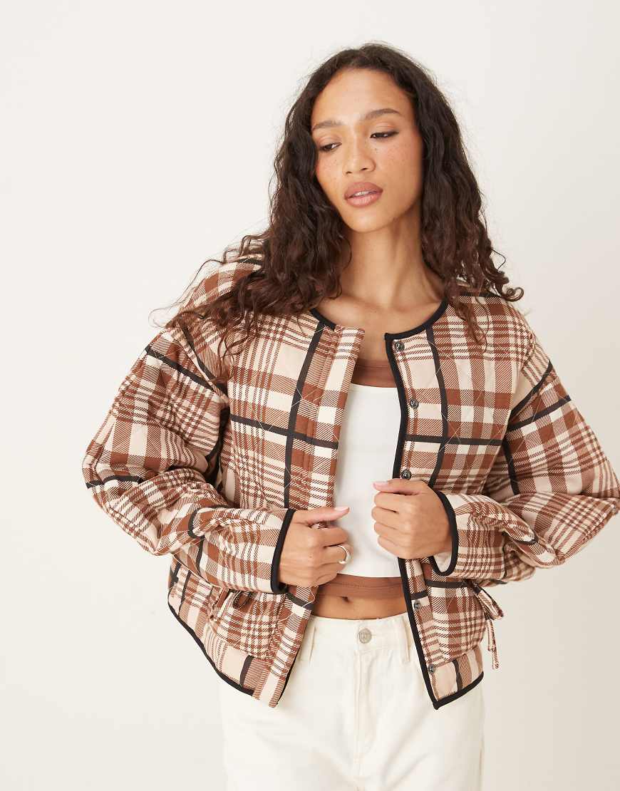 ASOS DESIGN - Steppjacke mit Karomuster in Rosa und neutralen Farbtönen sowie Schleifenverzierung an der Tasche-Bunt von ASOS DESIGN