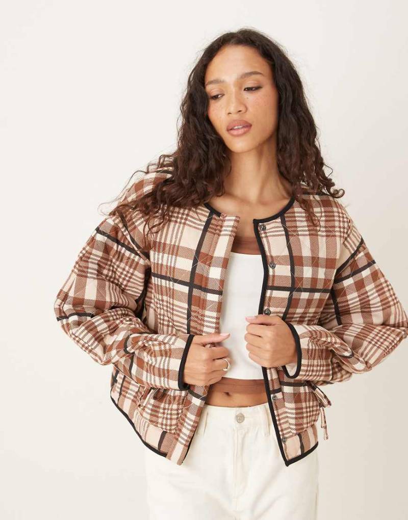 ASOS DESIGN - Steppjacke mit Karomuster in Rosa und neutralen Farbtönen sowie Schleifenverzierung an der Tasche-Bunt von ASOS DESIGN