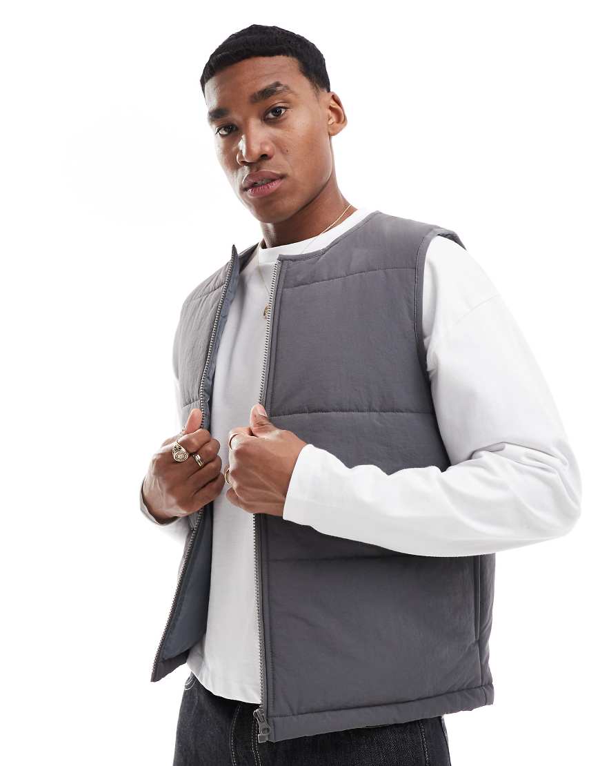 ASOS DESIGN - Steppweste in Anthrazit-Grau ASOS DESIGN - Steppweste in Anthrazit-Grau von ASOS DESIGN