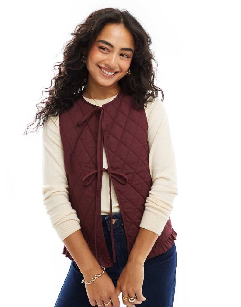 ASOS DESIGN - Steppweste in Burgunderrot mit gebundener Vorderseite von ASOS DESIGN