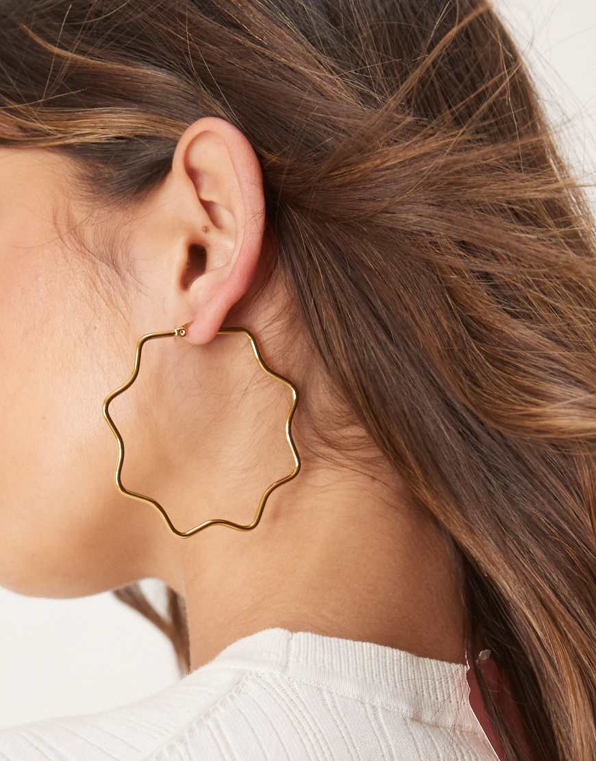ASOS DESIGN - Sternförmige Creolen aus wasserfestem Edelstahl in Goldoptik-Goldfarben von ASOS DESIGN