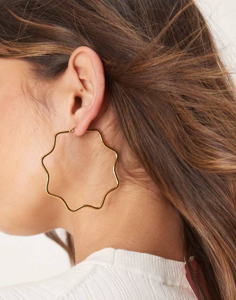 ASOS DESIGN - Sternförmige Creolen aus wasserfestem Edelstahl in Goldoptik-Goldfarben von ASOS DESIGN