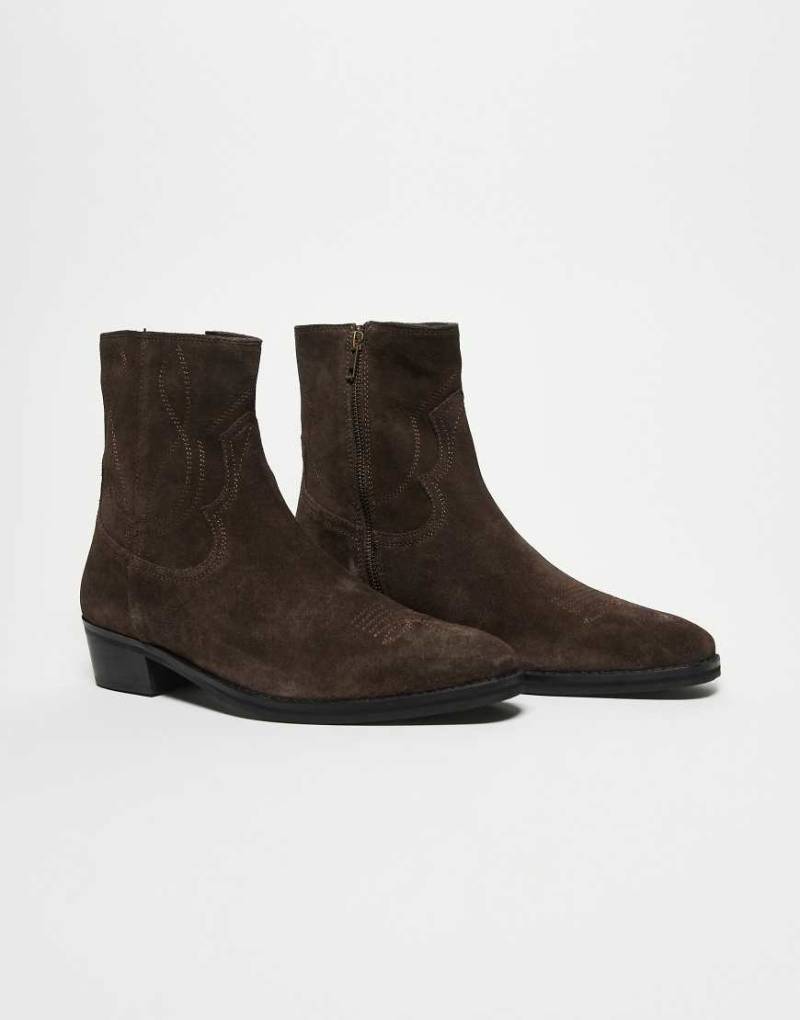 ASOS DESIGN - Stiefel aus Wildleder in Braun mit Western-Stickerei und kubanischem Absatz-Brown von ASOS DESIGN