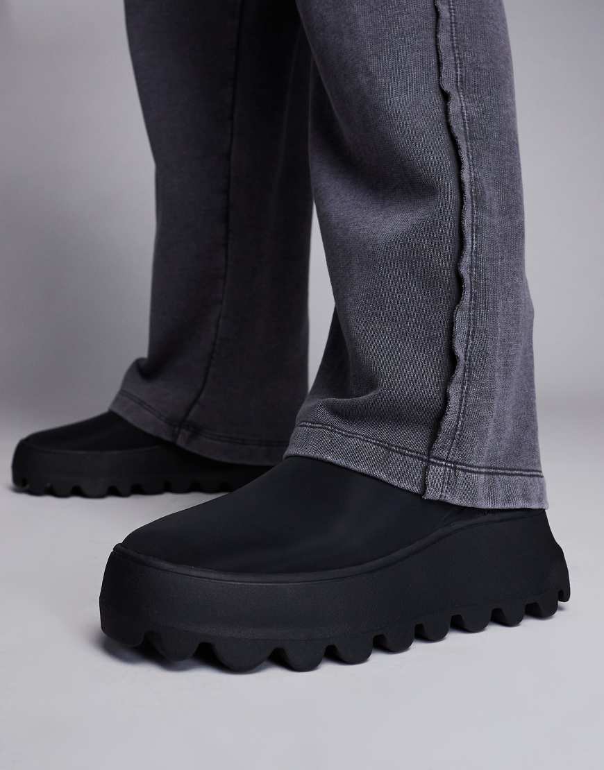 ASOS DESIGN - Stiefel zum Hineinschlüpfen in Schwarz mit dicker Sohle von ASOS DESIGN